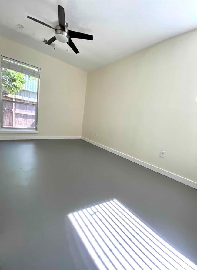 Building Photo - 823 Robin St