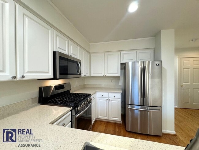 Building Photo - Charming 3BR/2BA End Unit Townhome-Now Available!!