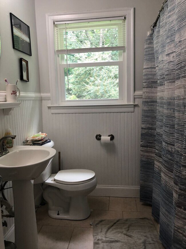 Building Photo - 2/1, Charming home with Flexible move-in