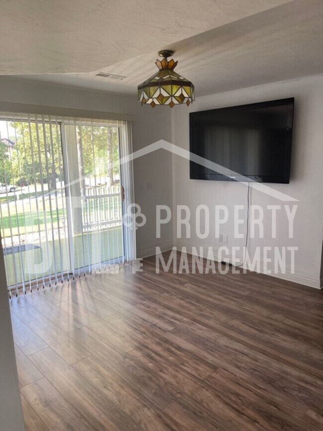 Building Photo - Beautiful Two Bedroom Condo in Palace View Place