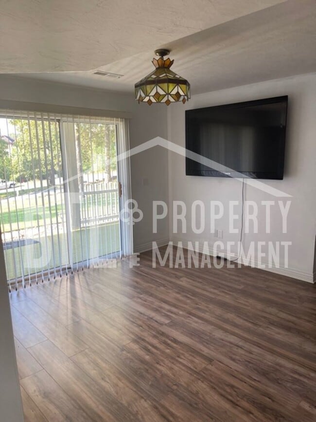 Building Photo - Luxurious 2 Bedroom Condo