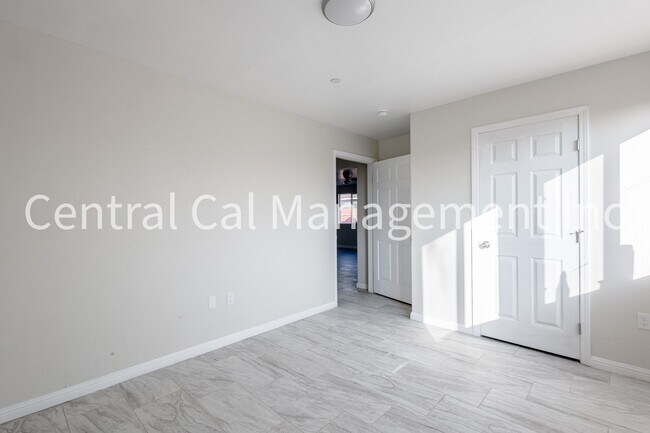 Building Photo - 1004 Padre St