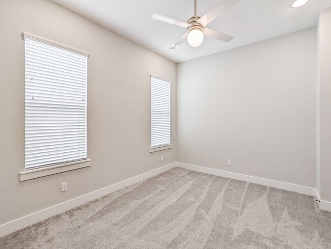 Building Photo - 1114 W 15th 1/2 St