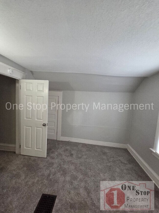Building Photo - Spacious 3 bedroom/ 2 bathroom in Kansas City!