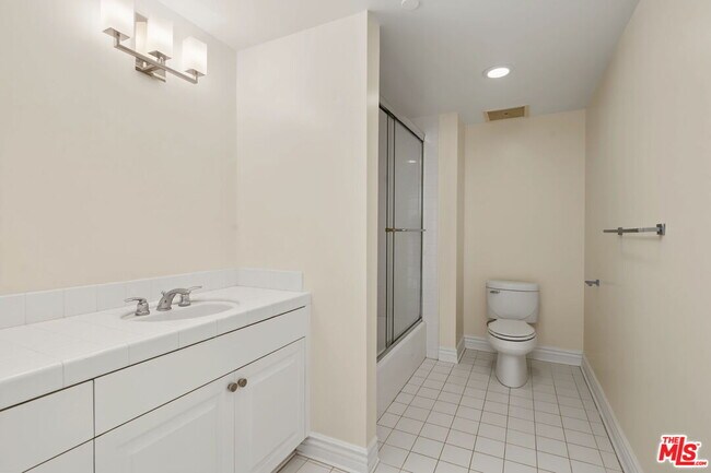 Building Photo - 430 N Oakhurst Dr