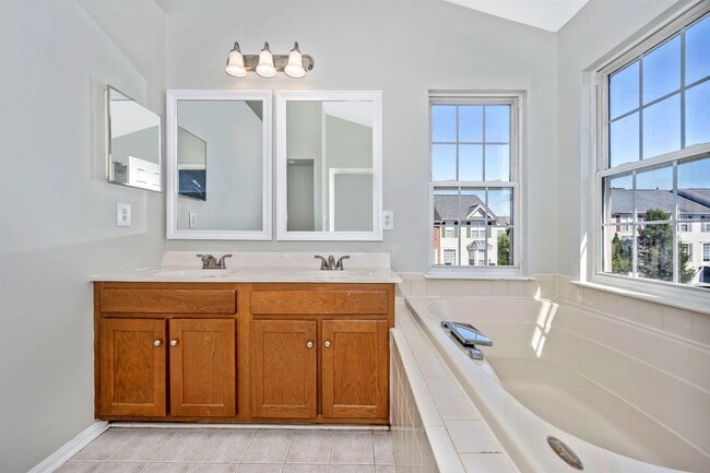 Building Photo - Fantastic End Unit Townhouse For Lease