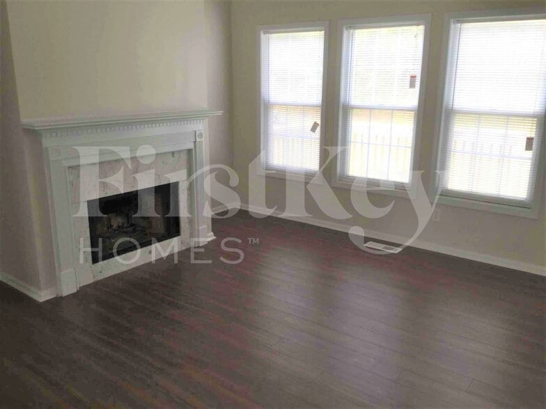 Building Photo - 4816 Clove Dr SW