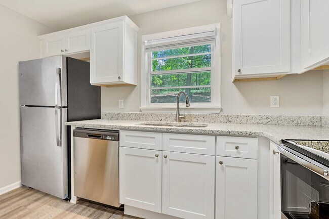 Building Photo - 6195 Cedar Wood Dr