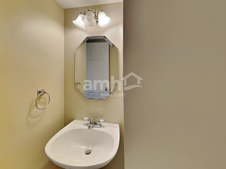Building Photo - 725 Kent Cir