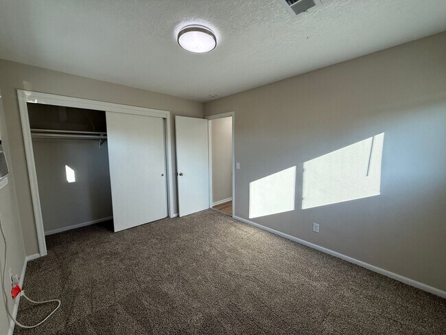 Building Photo - 2606 E Hennepin Ave