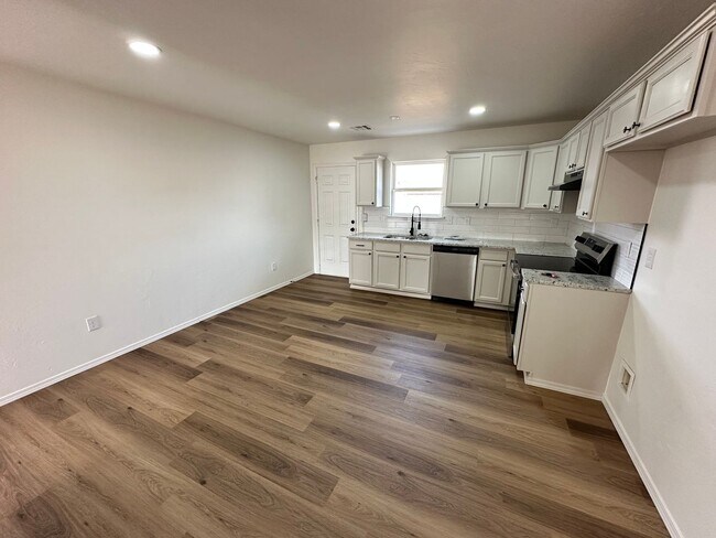 Building Photo - Beautiful 3bed/2bath House Available Near Tinker and Oklahoma Heart Hospital!