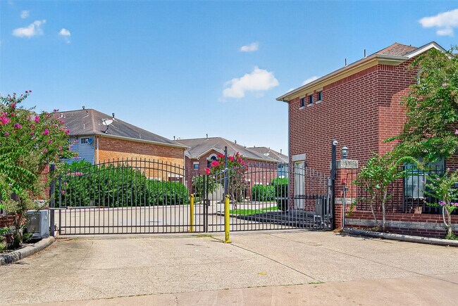 Building Photo - 5951 S Loop E