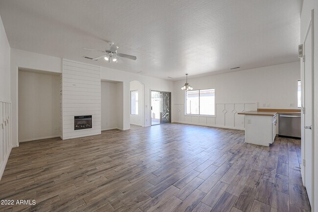Building Photo - 16848 W Cottonwood St