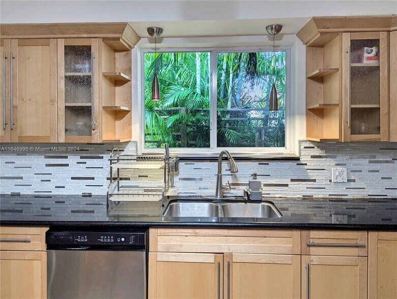 Building Photo - 6140 Pine Tree Dr