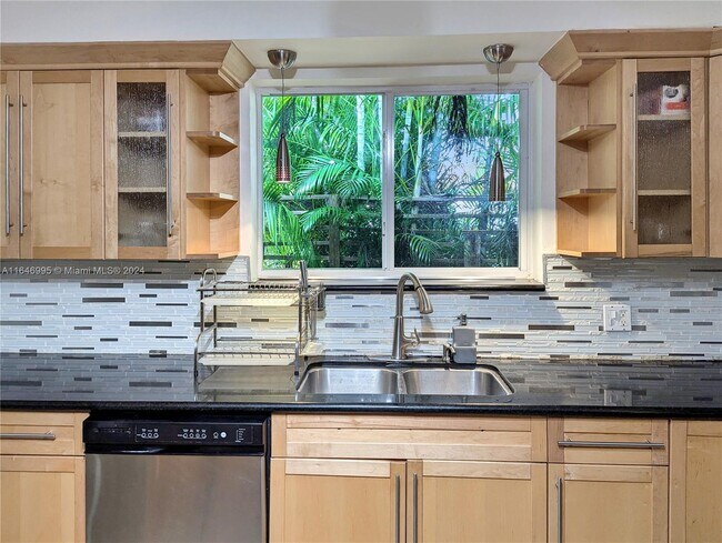 Building Photo - 6140 Pine Tree Dr