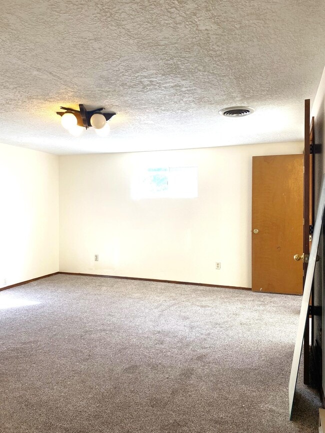 Building Photo - 88 Crestview Ln