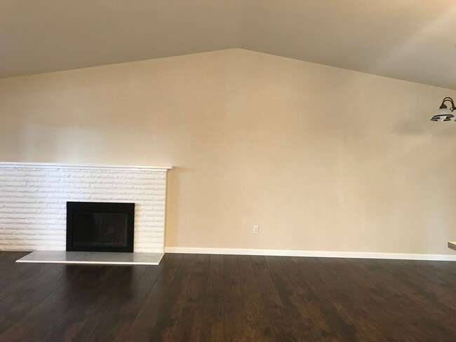 Building Photo - Beautifully remodeled 2 Story SFH 4 BD 2.5...