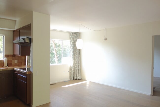 Building Photo - 702 Cavanagh Rd