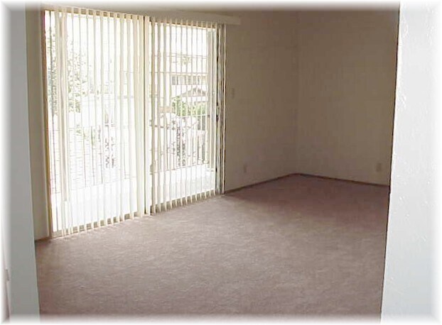 Sliding door to patio - 3456 Redwood Ct