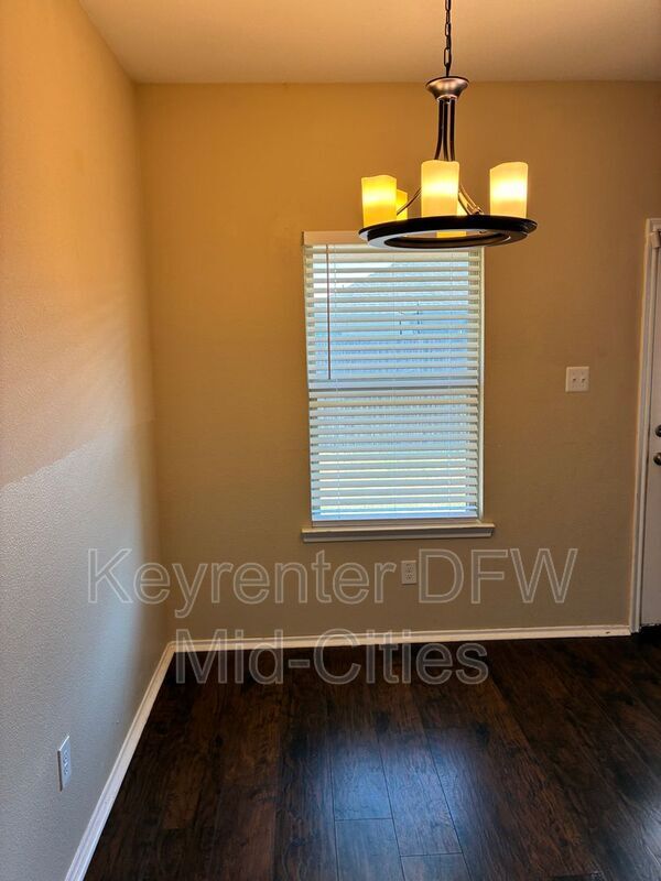 Building Photo - 1904 Meadow Crest Dr