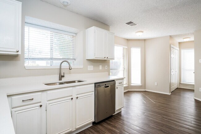 Building Photo - 2843 Red Oak Dr