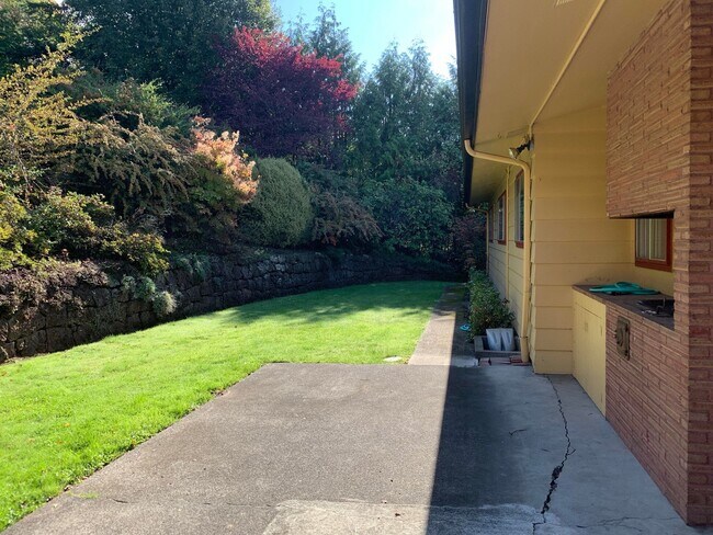 Building Photo - SW PDX Spacious Mid-Century Home Located i...