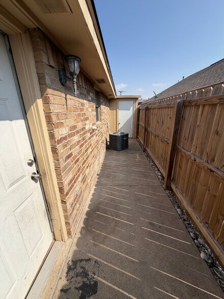 Building Photo - 2104 Paradise Dr