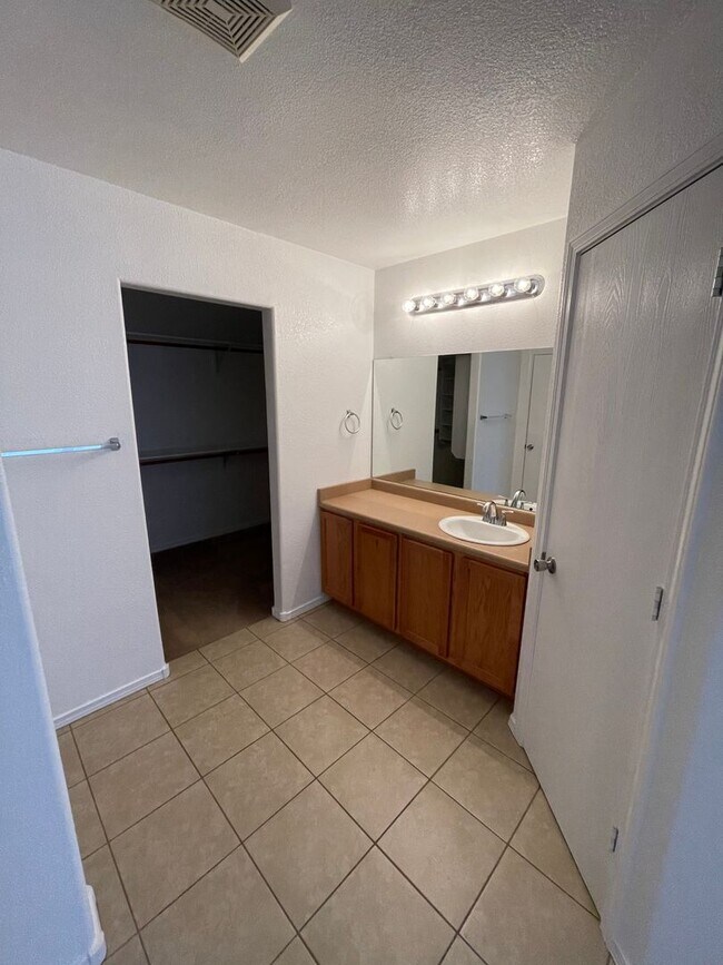 Building Photo - Great 5 Bedroom/2.5 Bathroom off Porter Dr.