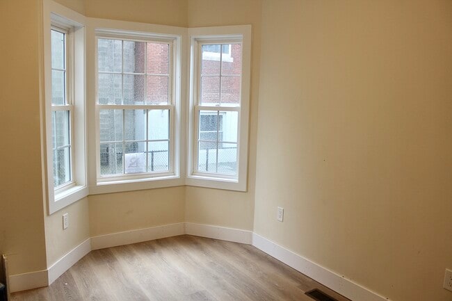 Building Photo - 264 Bowen St