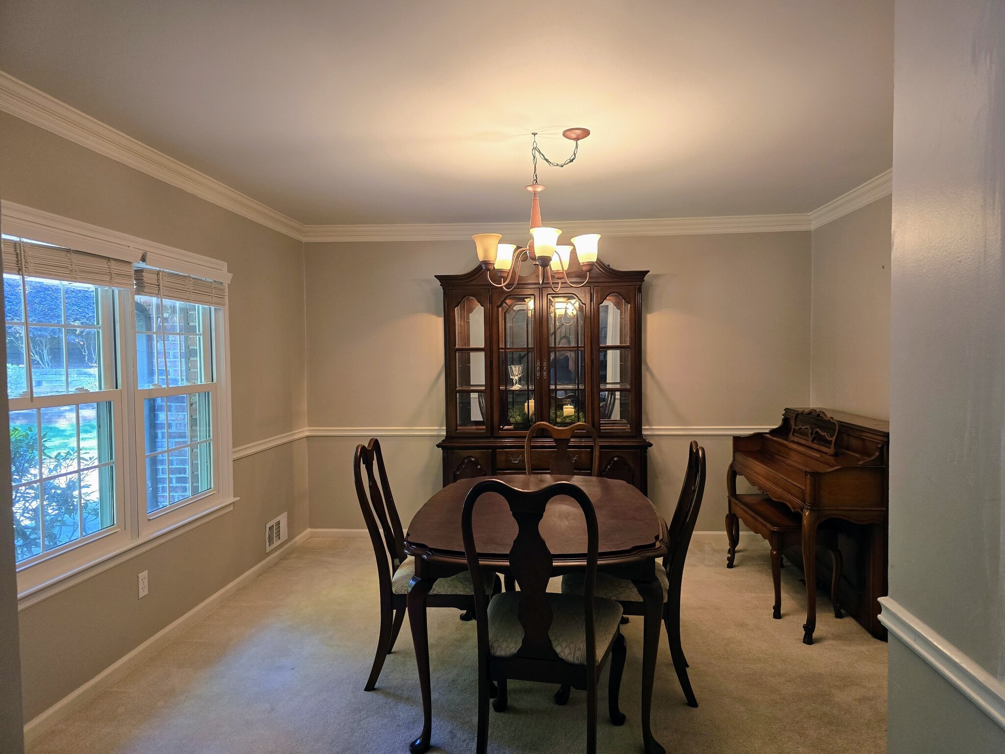 Dining room large enough for all the extended family - 90 Martin Point Ct