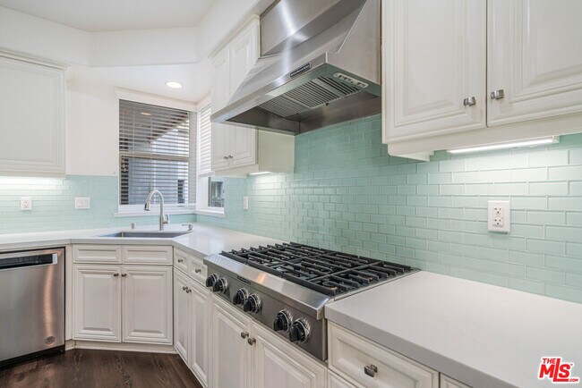 Building Photo - 5800 Seawalk Dr