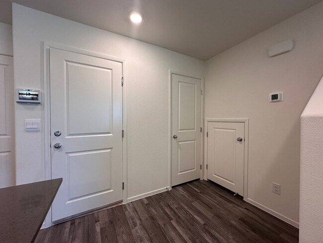 Building Photo - BRAND NEW 3 BEDROOM TOWNHOUSE W/LOFT