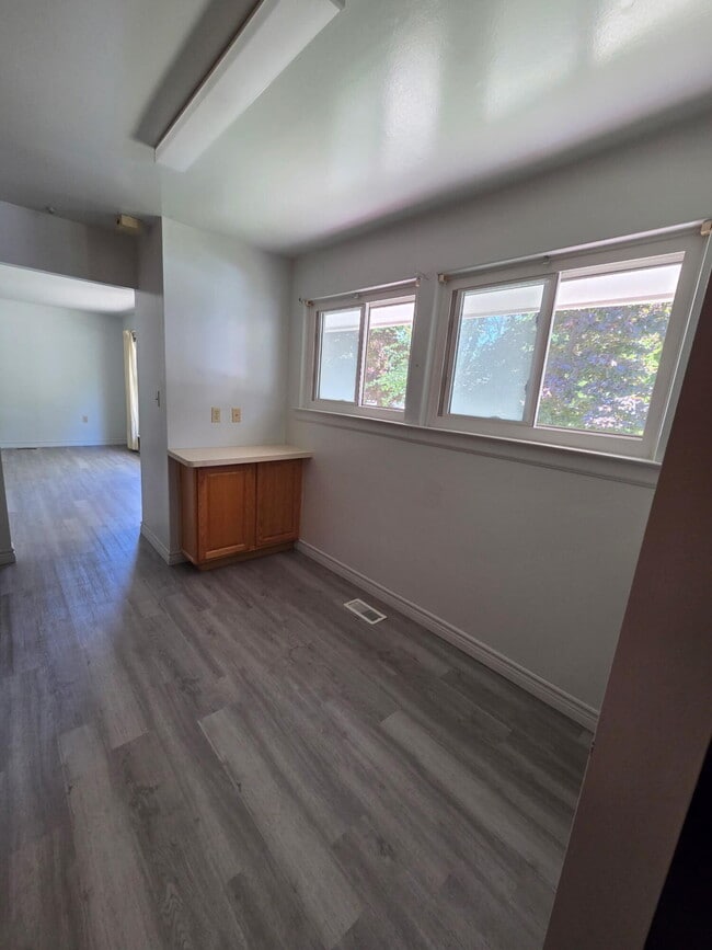 Building Photo - 672 Linda Vista Dr