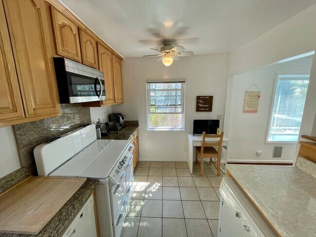 Building Photo - 240 Hampton Dr