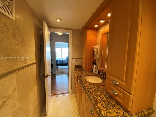 Building Photo - 9375 Fontainebleau Blvd