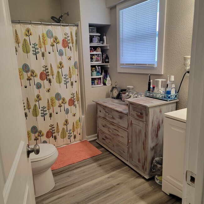 Building Photo - 1932 Iowa St