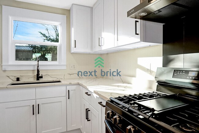 Building Photo - BEAUTIFUL FULLY RENOVATED 2 BED 1 BATH FOR RENT – PRIME WEST SEATTLE LOCATION