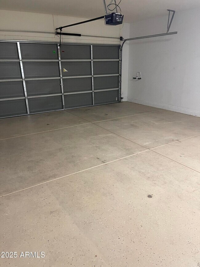 Building Photo - 4 W Saddle Way