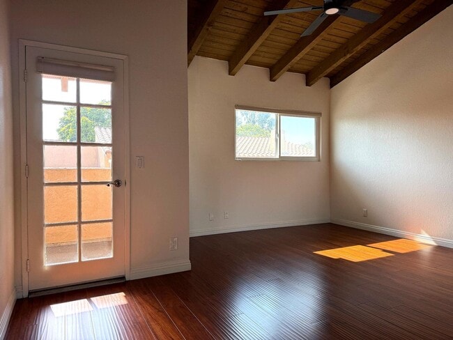 Building Photo - Beautiful 3 Bedroom 2.5 Bath