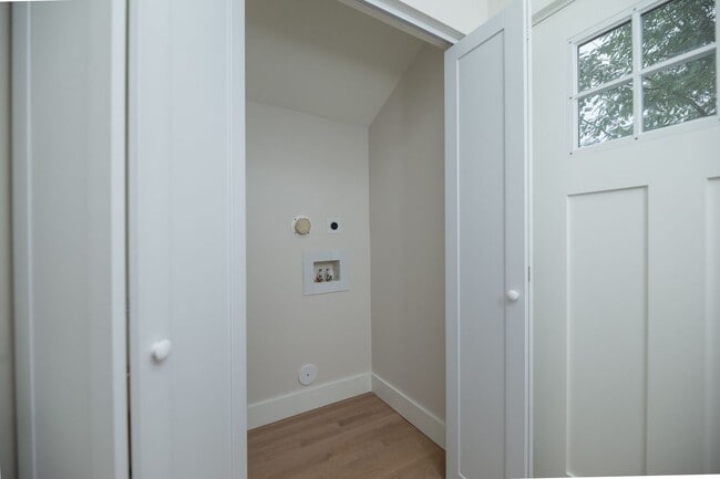 Building Photo - WONDERFUL HISTORIC 5 BED 3 BATH PROPERTY WITH CARRIAGE HOUSE