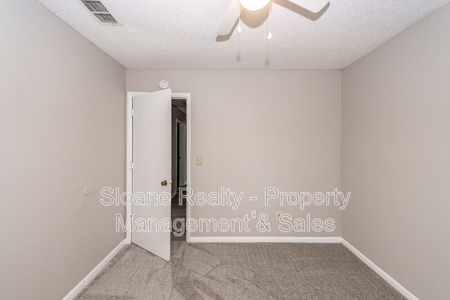 Building Photo - 1022 Oakcrest Dr