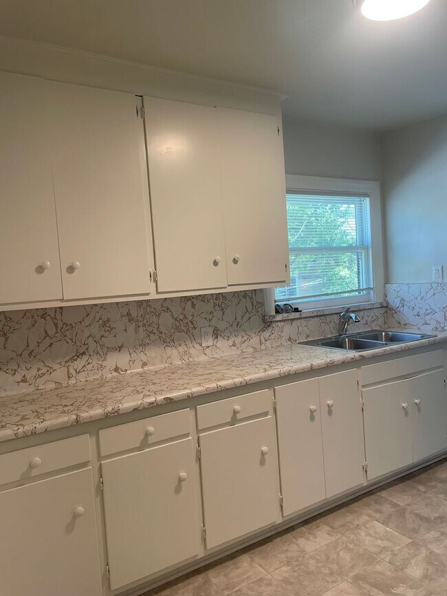 Building Photo - Two Bedroom 1 Bathroom Upstairs Unit