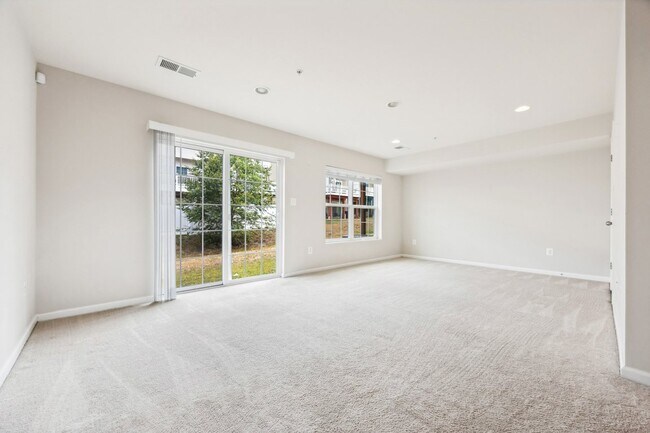 Building Photo - Stunning luxury townhome in the Fieldstone...