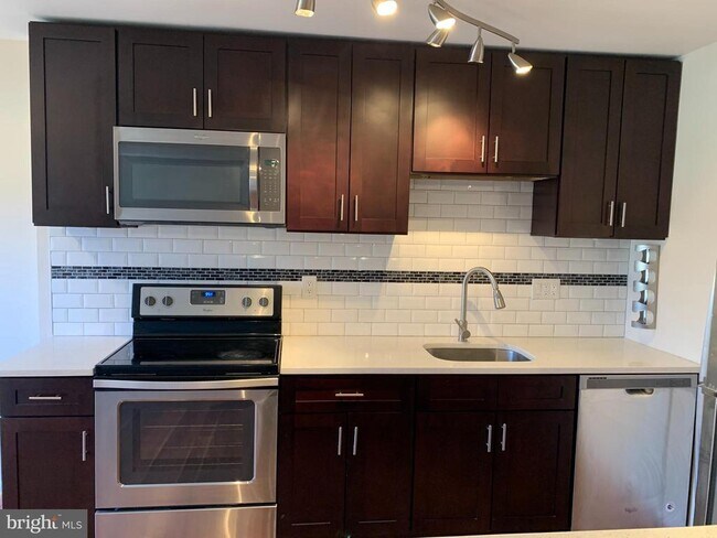 Building Photo - 2 Normandy Square Ct