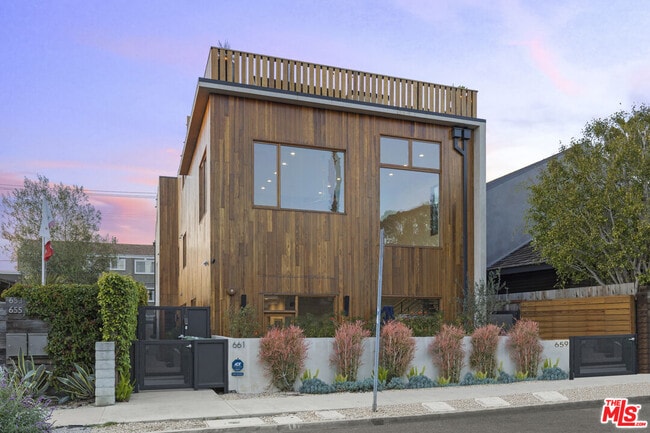 Primary Photo - 661 Broadway St