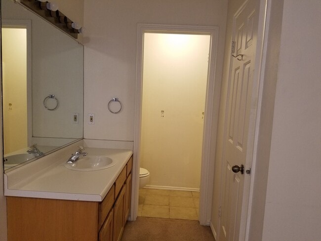 Building Photo - 3 Bed/2 Bath End Unit