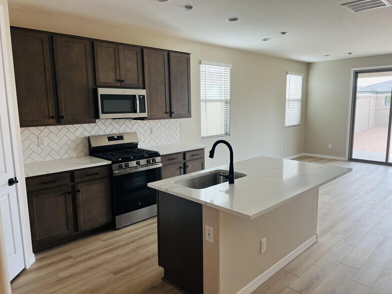 Building Photo - 946 W Macaw Dr