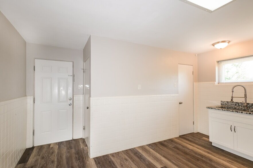 Building Photo - 605 Plantmore Dr