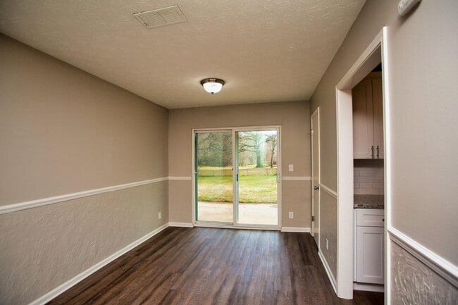 Building Photo - ** 3 Bed 2 Bath located off Wares Ferry rd...