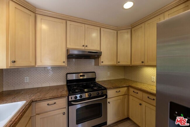 Building Photo - 12833 Delano St